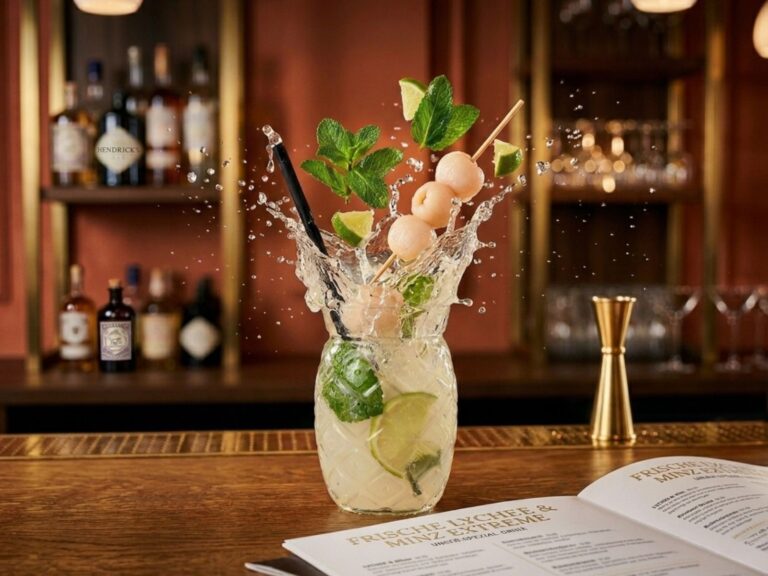 Frisch zubereiteter Mojito im Glas auf Holztisch im Taflo Bistro Bruck an der Mur