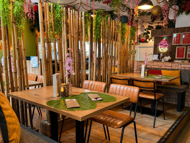 Innenraum des Taflo Bistros in Bruck an der Mur mit gedeckten Tischen