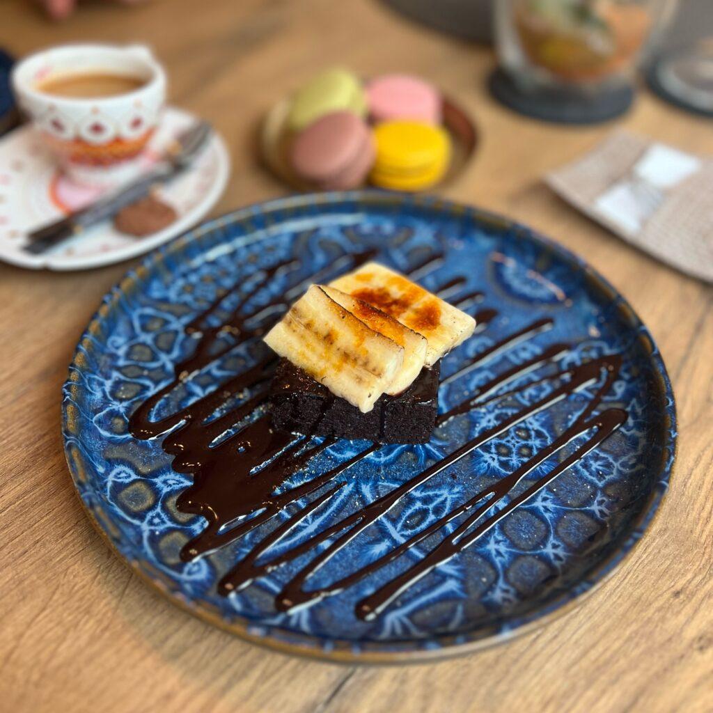 Leckeres Brownie Dessert mit karamellisiertem Bananenscheiben und Schokoladensauce