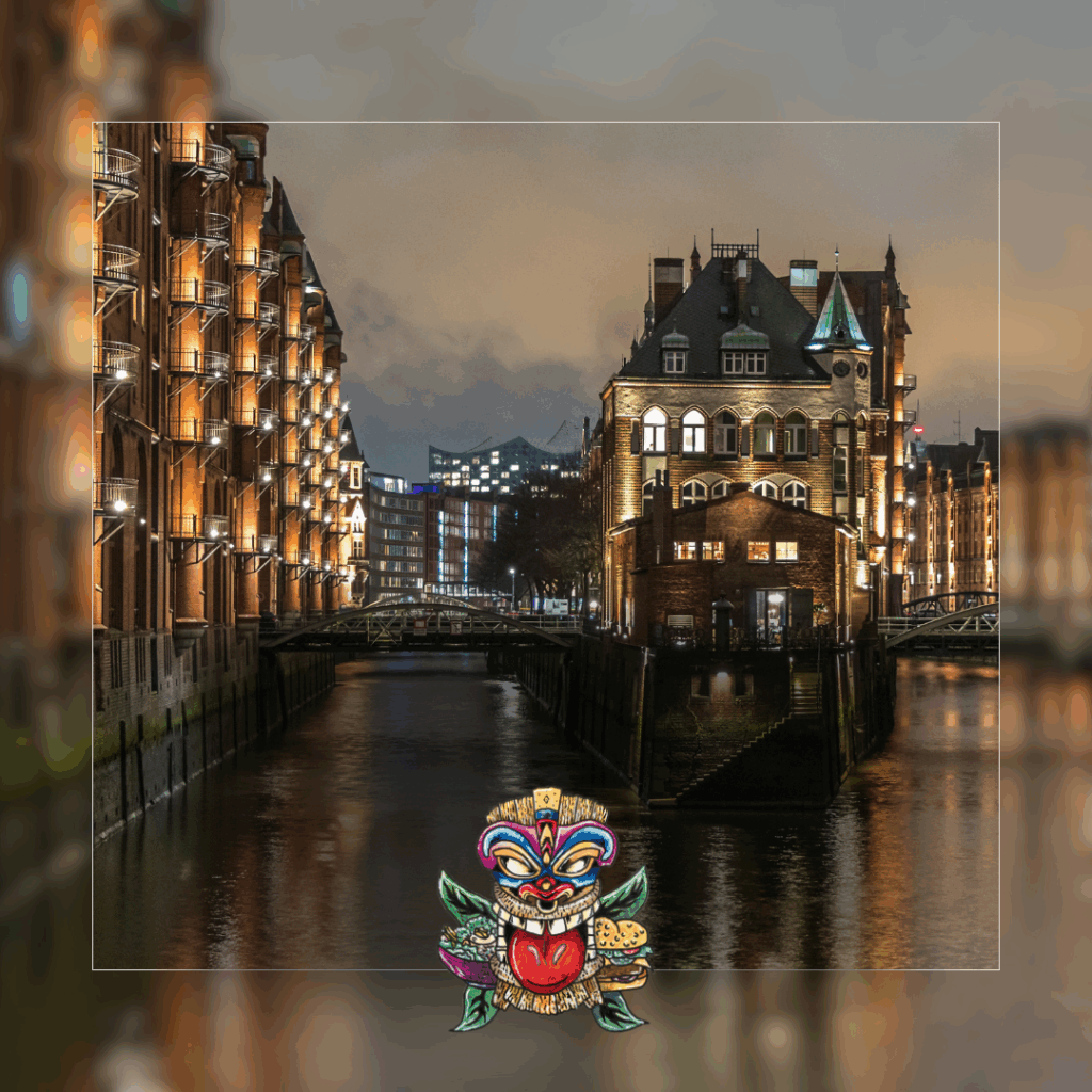Nachtansicht des Hamburger Speicherstadt mit beleuchteten Backsteingebäuden und einem historischen Haus am Wasser.