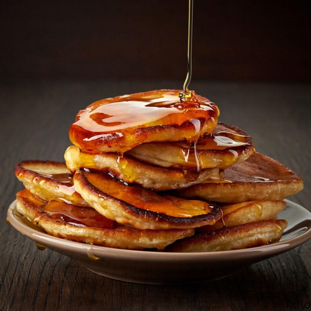 Stapel von frisch gebackenen Pancakes mit Ahornsirup