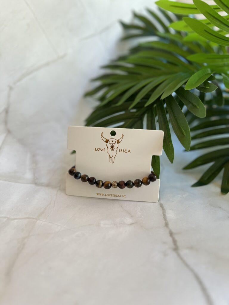 Armband aus Tigerauge auf einem Präsentationskarten mit dem Logo von Love Ibiza
