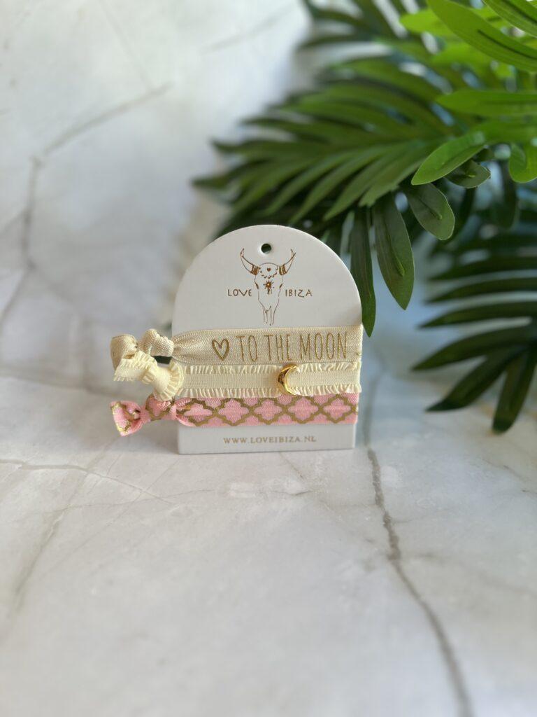 Armband von Love Ibiza mit dem Motto 'To the Moon' auf einer eleganten Verpackung.