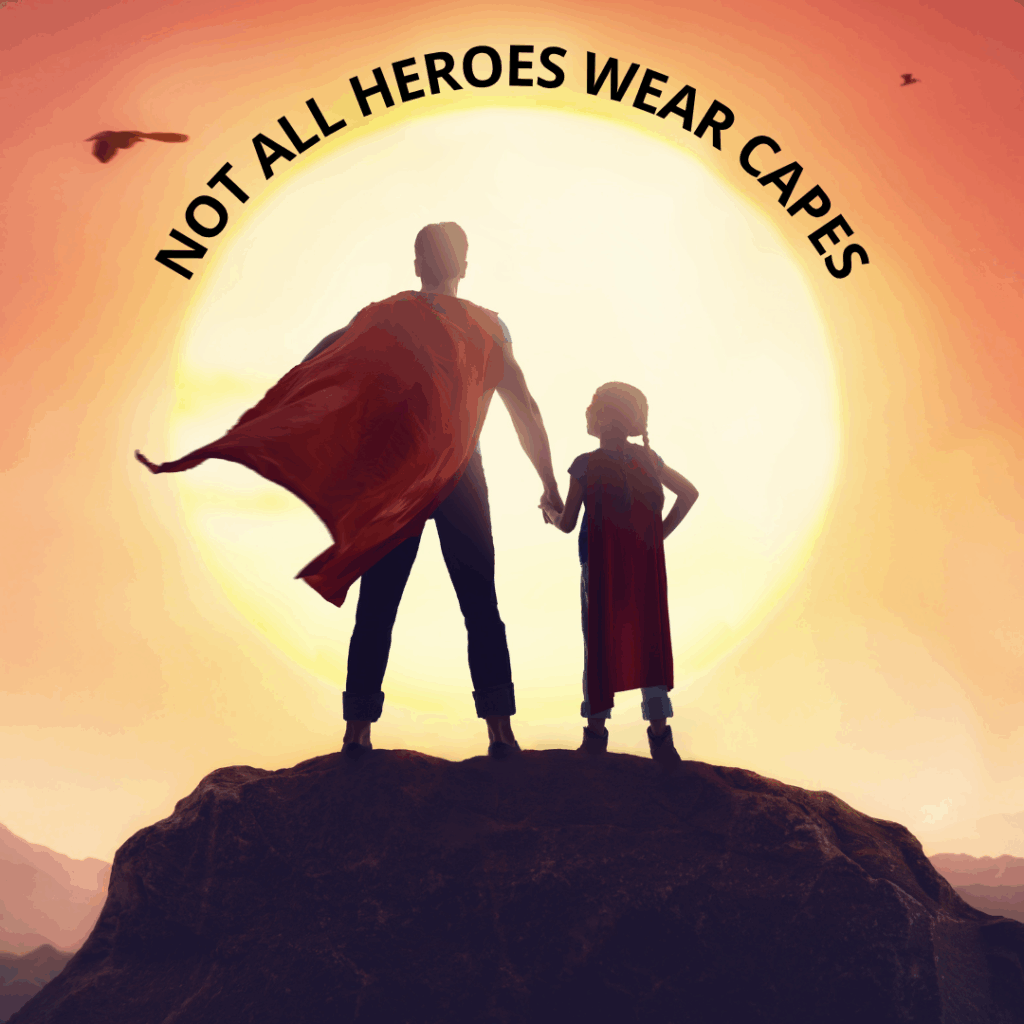 Vater und Kind in Superhelden-Capes stehen vor der Sonne